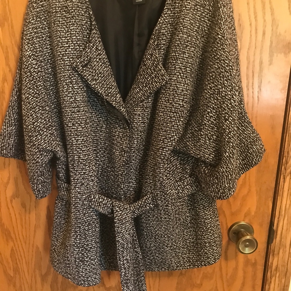 Adorable and flattering blazer with 3/4 length sleeves and with a belt.